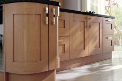 windsor-shaker-oak-kitchen-island-quadrant-doors